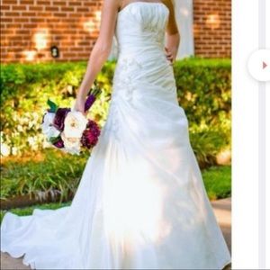 David’s Bridal Strapless Taffeta Wedding Dress. Make an offer! Brand New!